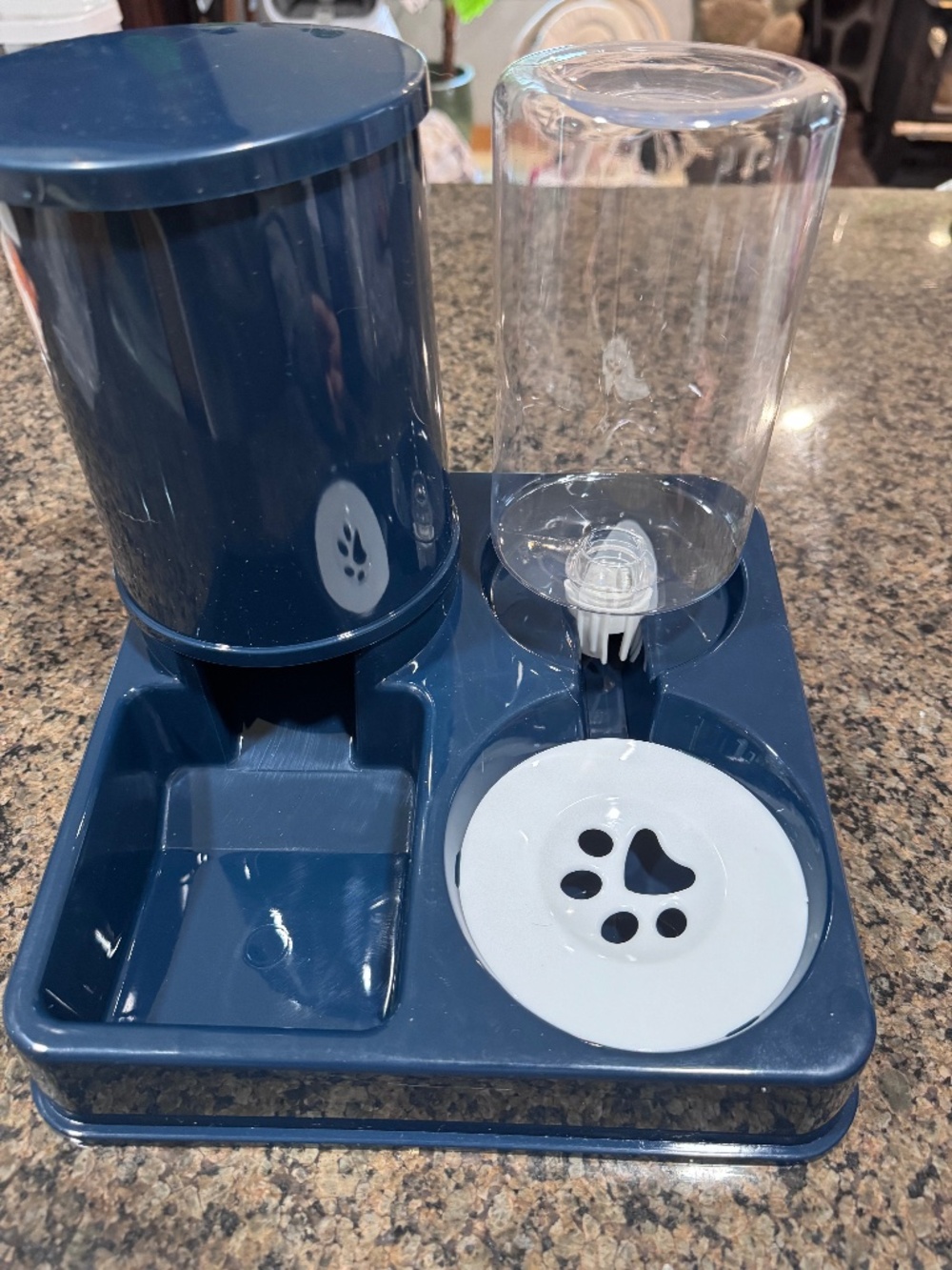 NEW Pet feeder